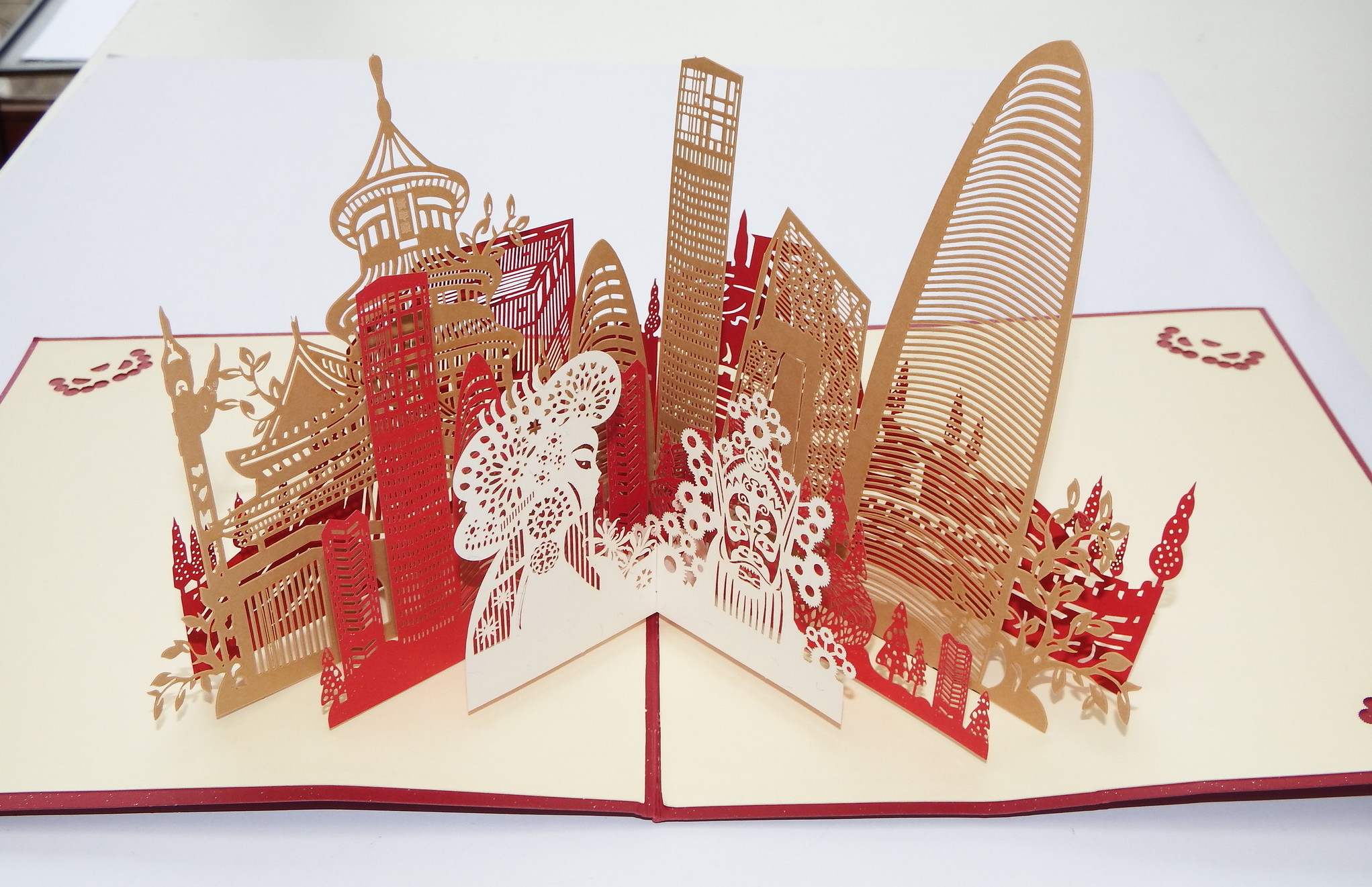 Le kirigami est l’art du découpage de papier. © fdecomite, Flickr